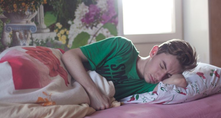 Khasiat Luar Biasa Tidur Tanpa Bantal Untuk Kesehatan