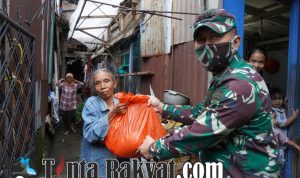 Peduli Kondisi Warga Ditengah PSBB, Korem 032/Wbr Bagikan Sembako