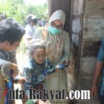 Istri Bupati Pasbar Bersama Mahasiswa Sungai Aur Bantu Lansia