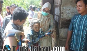 Istri Bupati Pasbar Bersama Mahasiswa Sungai Aur Bantu Lansia