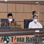 Wakil Bupati Lamongan dan Ketua DPRD Lamongan Duduk Bersebelahan pada Acara Raperda APBD Kabupaten Lamongan Tahun 2021