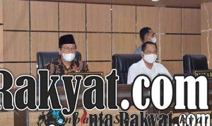 Wakil Bupati Lamongan dan Ketua DPRD Lamongan Duduk Bersebelahan pada Acara Raperda APBD Kabupaten Lamongan Tahun 2021