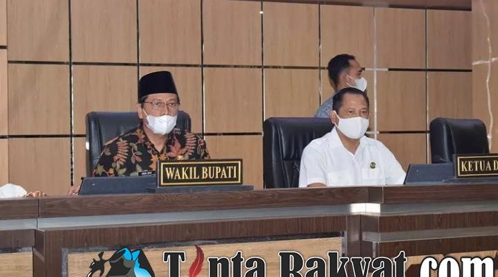 Wakil Bupati Lamongan dan Ketua DPRD Lamongan Duduk Bersebelahan pada Acara Raperda APBD Kabupaten Lamongan Tahun 2021