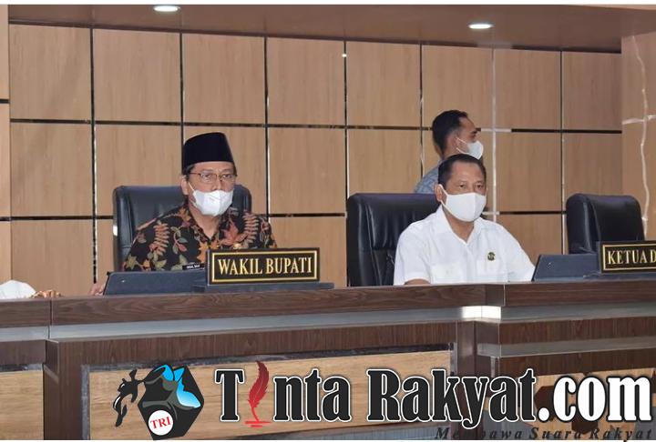 Wakil Bupati Lamongan dan Ketua DPRD Lamongan Duduk Bersebelahan pada Acara Raperda APBD Kabupaten Lamongan Tahun 2021