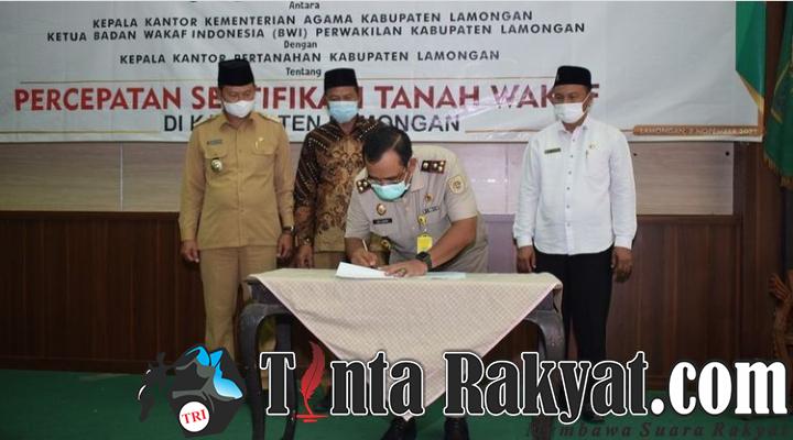 Penandatanganan MoU Percepatan Sertifikasi Tanah Wakaf oleh Kementrian Agama Lamongan dan Badan Wakaf Indonesia (BWI) dengan Badan Pertanahan Nasional (BPN) Lamongan di Kantor Kemenag Lamongan