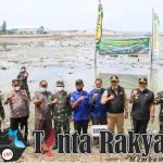Penanaman ribuan pohon mangrove yang diselenggarakan Korem 082/Citra Panca Yudha Jaya (CPYJ) bersama Bupati Lamongan Yuhronur Efendi di Desa Kandangsemangkon Kecamatan Paciran