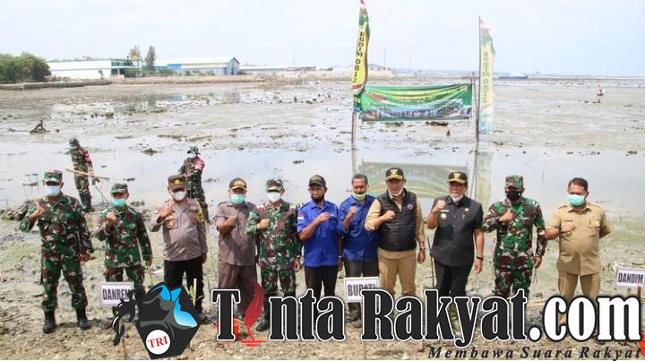 Penanaman ribuan pohon mangrove yang diselenggarakan Korem 082/Citra Panca Yudha Jaya (CPYJ) bersama Bupati Lamongan Yuhronur Efendi di Desa Kandangsemangkon Kecamatan Paciran