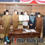 Penyerahan dokumen hasil pembahasan kepada ketua DPRD Kabupaten Lamongan Abdul Ghofur