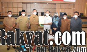 Penyerahan dokumen hasil pembahasan kepada ketua DPRD Kabupaten Lamongan Abdul Ghofur