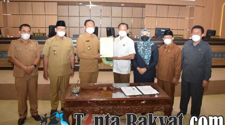 Penyerahan dokumen hasil pembahasan kepada ketua DPRD Kabupaten Lamongan Abdul Ghofur