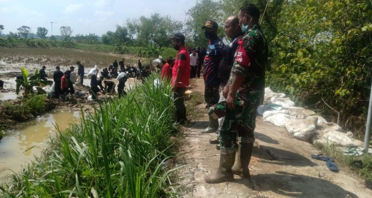 Bakti Sosial Pencegahan Banjir oleh Para Pendekar di Dusun Dorogede Desa gedangan Kecamatan Sukodadi Kabupaten Lamongan.
