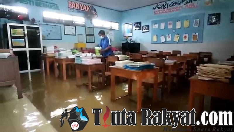 Sekolah SDN 2 Jotosanur yang Terkena Dampak Banjir