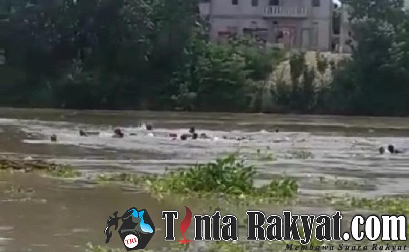 Peristiwa perahu terbalik dibantaran bengawan solo arah lamongan