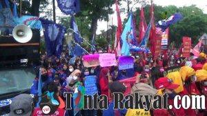 ribuan buruh dari serikat buruh subang saat gerudug kantor disnakertrans subang