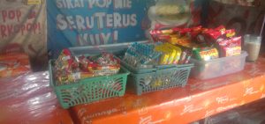 Berbagai macam jajanan diwarung Selvi