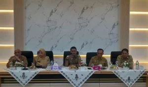 foto berita wabup solok jon firman pandu wartawan jangan hanya membuat berita yang positif 041224081803